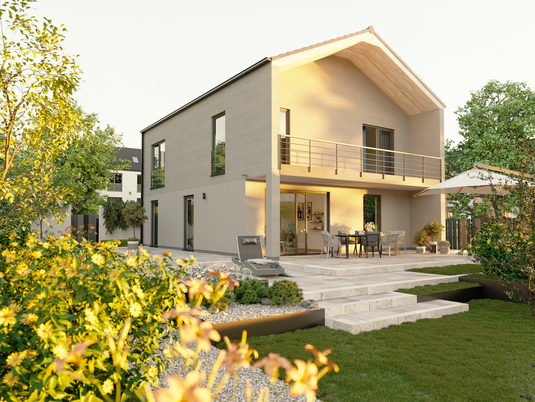 Modernes zweigeschossiges Einfamilienhaus mit heller Fassade, großer Terrasse, Garten und Abendsonne.