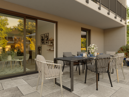 Moderne Terrasse mit großem Esstisch, Stühlen, Blumen und Blick ins Wohnzimmer durch große Schiebetüren