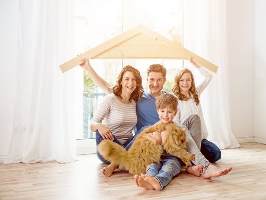 Familienglück im neuen Zuhause – Town & Country Haus
