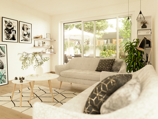 Helles Wohnzimmer mit modernen Sofas, Couchtisch, dekorativen Elementen und Blick auf den Garten durch große Fensterfront.