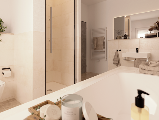 Helles Badezimmer mit begehbarer Dusche, Badewanne, Waschbecken und dekorativen Accessoires.