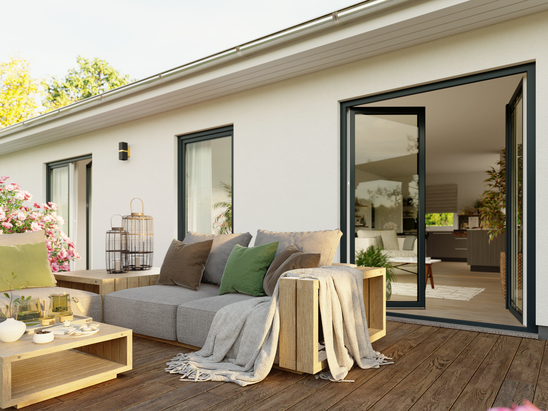 Terrasse des ERA 131 mit Blick auf den offenen Wohnbereich – modernes Wohnambiente trifft auf stilvolle Gestaltung