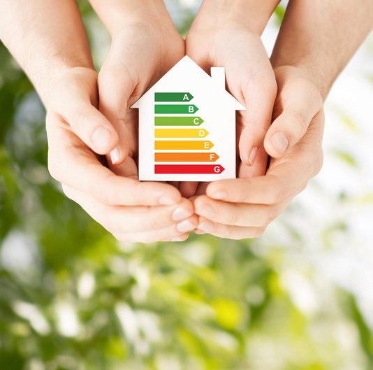 energie-sparen-haus-hausbau-geld-foerderung-12 Schützende Hände um ein Energiesparhaus.