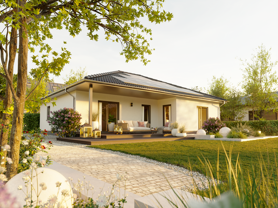 Winkelbungalow 108 aus der Gartenperspektive mit moderner Holzterrasse, geschütztem Sitzbereich und großzügigem Grundstück.