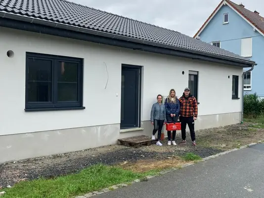 Hausübergabe von einen Bungalow 100 in Sonneberg
