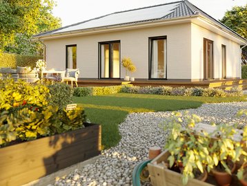 Das Bild zeigt einen modernen, eingeschossigen Bungalow mit heller Putzfassade und dunklen Fensterrahmen. Die großzügige Terrasse und der gepflegte Garten mit Hochbeeten, Kieswegen und Gartenmöbeln laden zum Entspannen ein. Perfekt für barrierefreies Wohnen mit Wohlfühlfaktor.